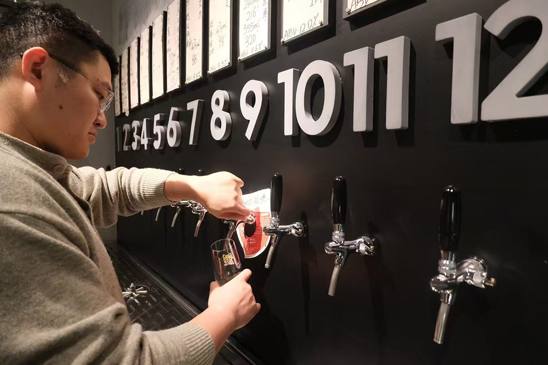 12-beer-taps,-matte-black-stainless-steel-wall-1