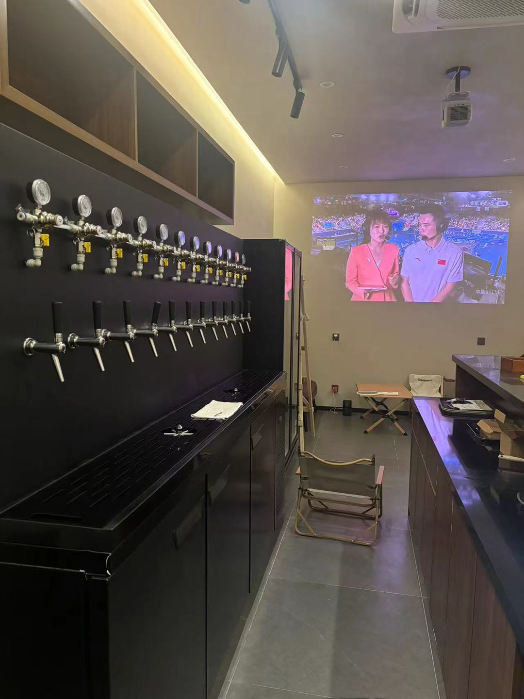 12-wine-dispensers-in-black-matte-style-1